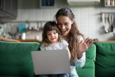video chiamata pc donna mamma figlia