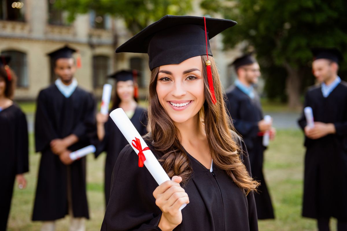 ragazza laurea università toga