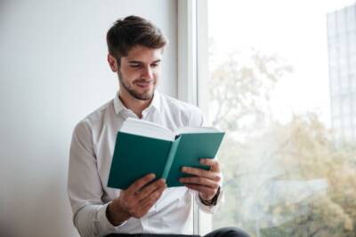 uomo libro lettura leggere finestra casa
