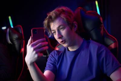 Ragazzo stremata su Twitch con smartphone