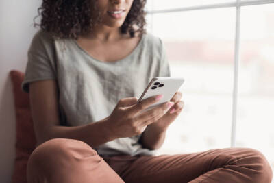 Ragazza con iPhone