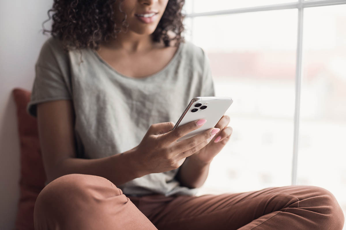 Ragazza con iPhone