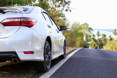 Toyota Corolla, auto a bordo strada