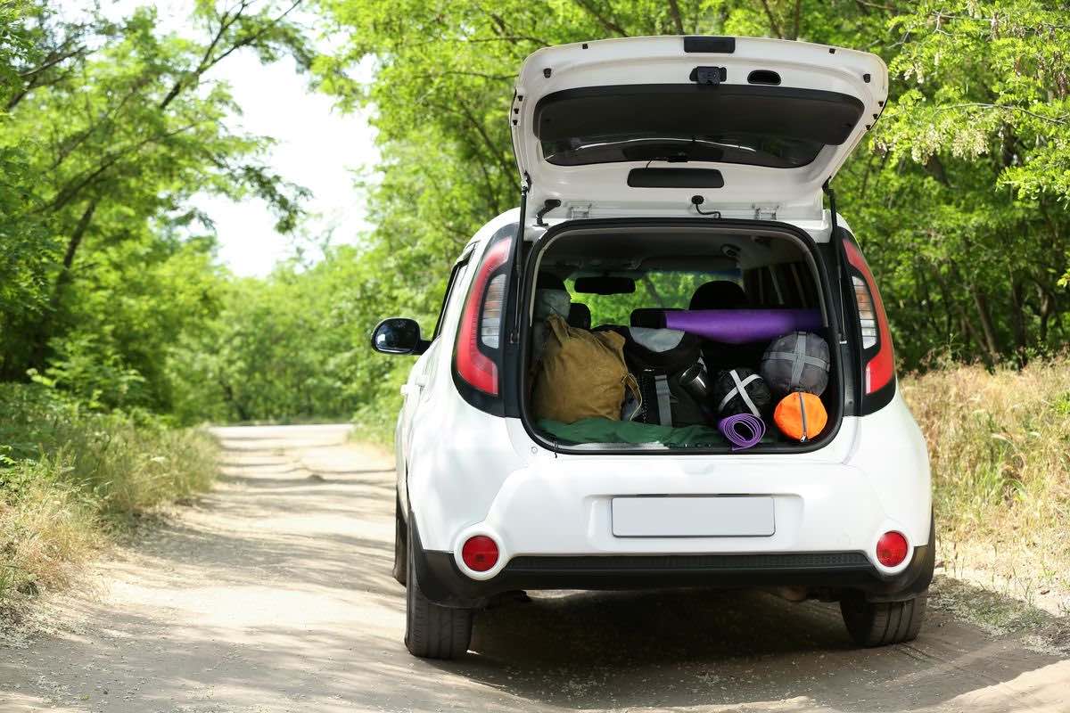 Vacanze in auto, bagagliaio con valigie