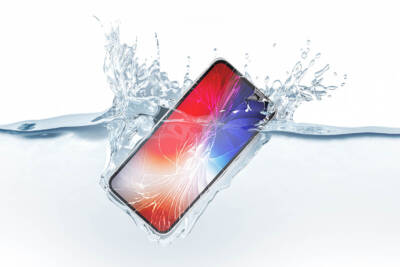 smartphone cade in acqua
