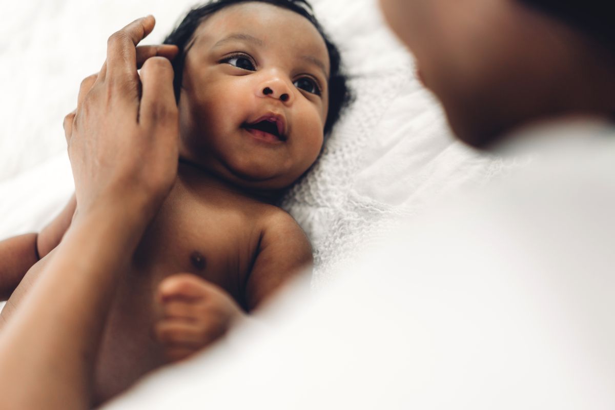 mamma con bambino neonato di colore