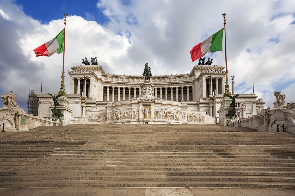 Piazza Venezia monumento nazionale Vittorio Emanuele II, bandiera italia