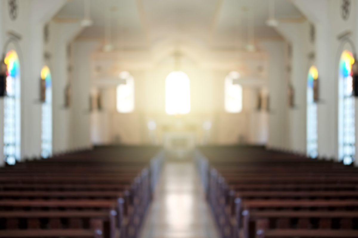 interno chiesa panche altare