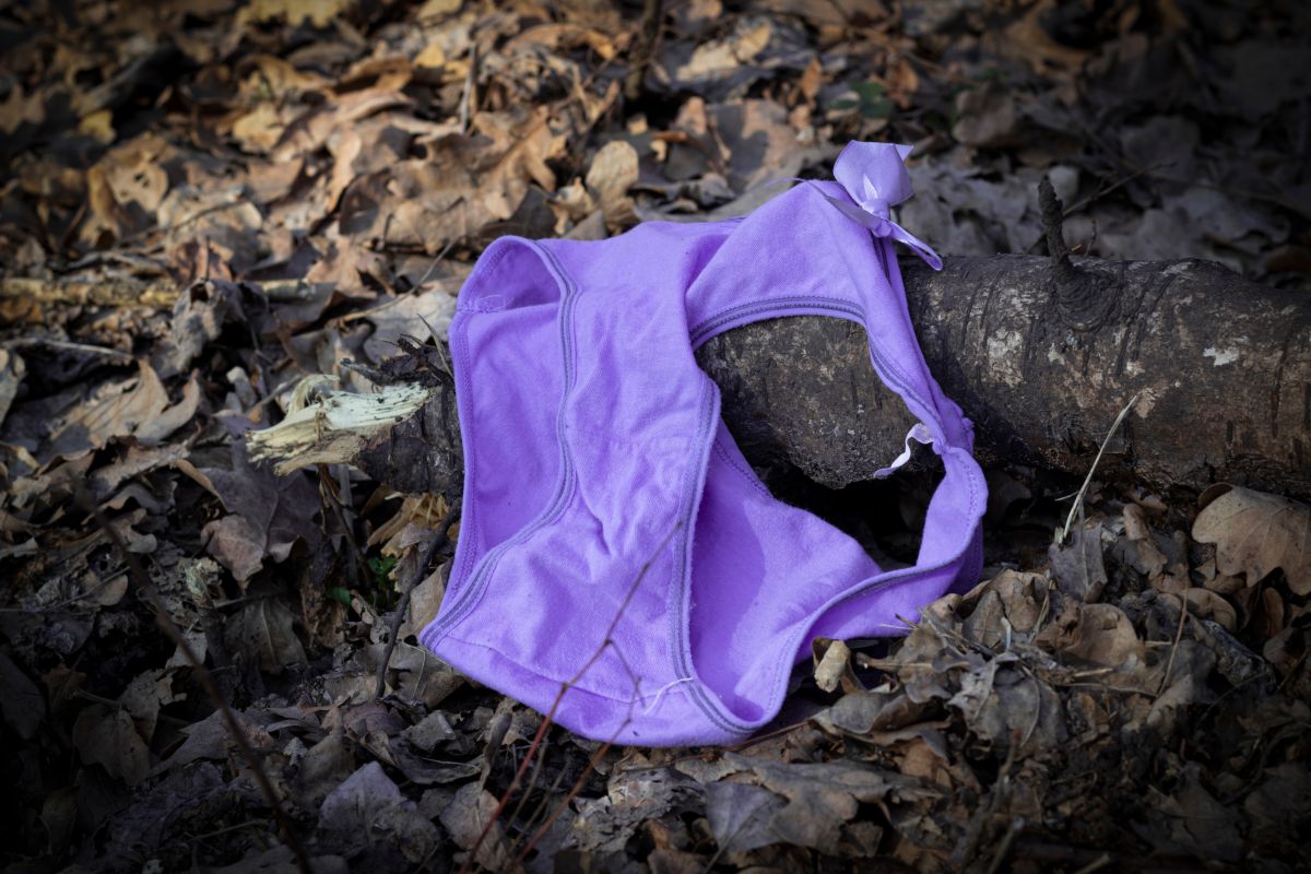 stop violenza sulle donna, intimo donna gettato fra le foglie