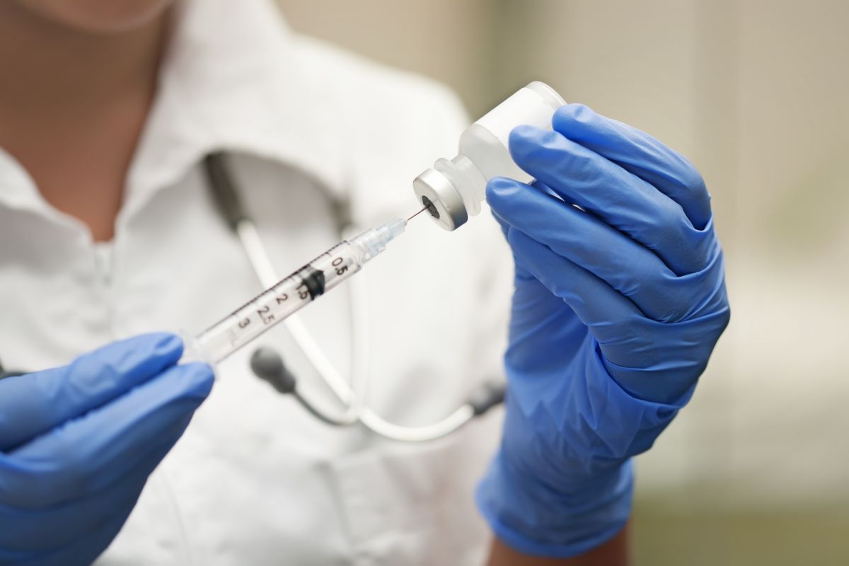 medico prepara siringa con sedativi
