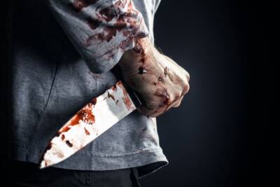 omicidio assassino coltello pugnale insanguinato