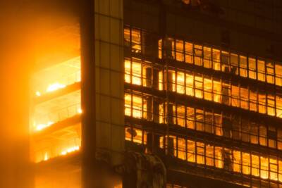 incendio, palazzo in fiamme