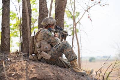 soldato appostato con fucile durante la guerra