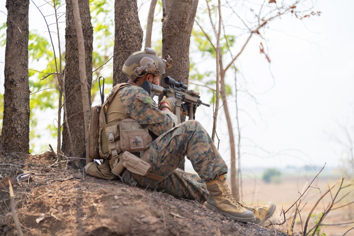 soldato appostato con fucile durante la guerra