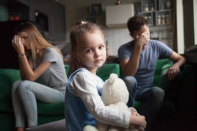 genitori separati e una bambina triste