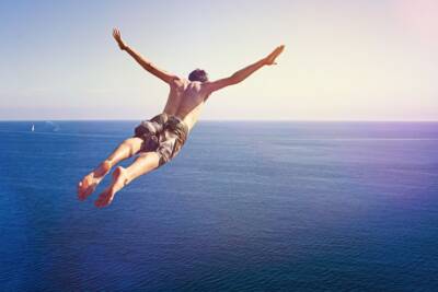Ragazzo tuffo dalla scogliera