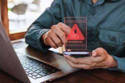 Smartphone con segnale di allarme acceso