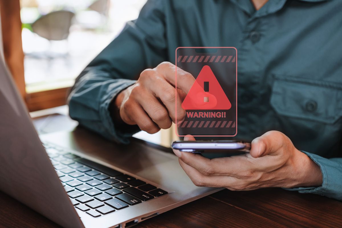Smartphone con segnale di allarme acceso