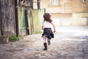 bambina che corre