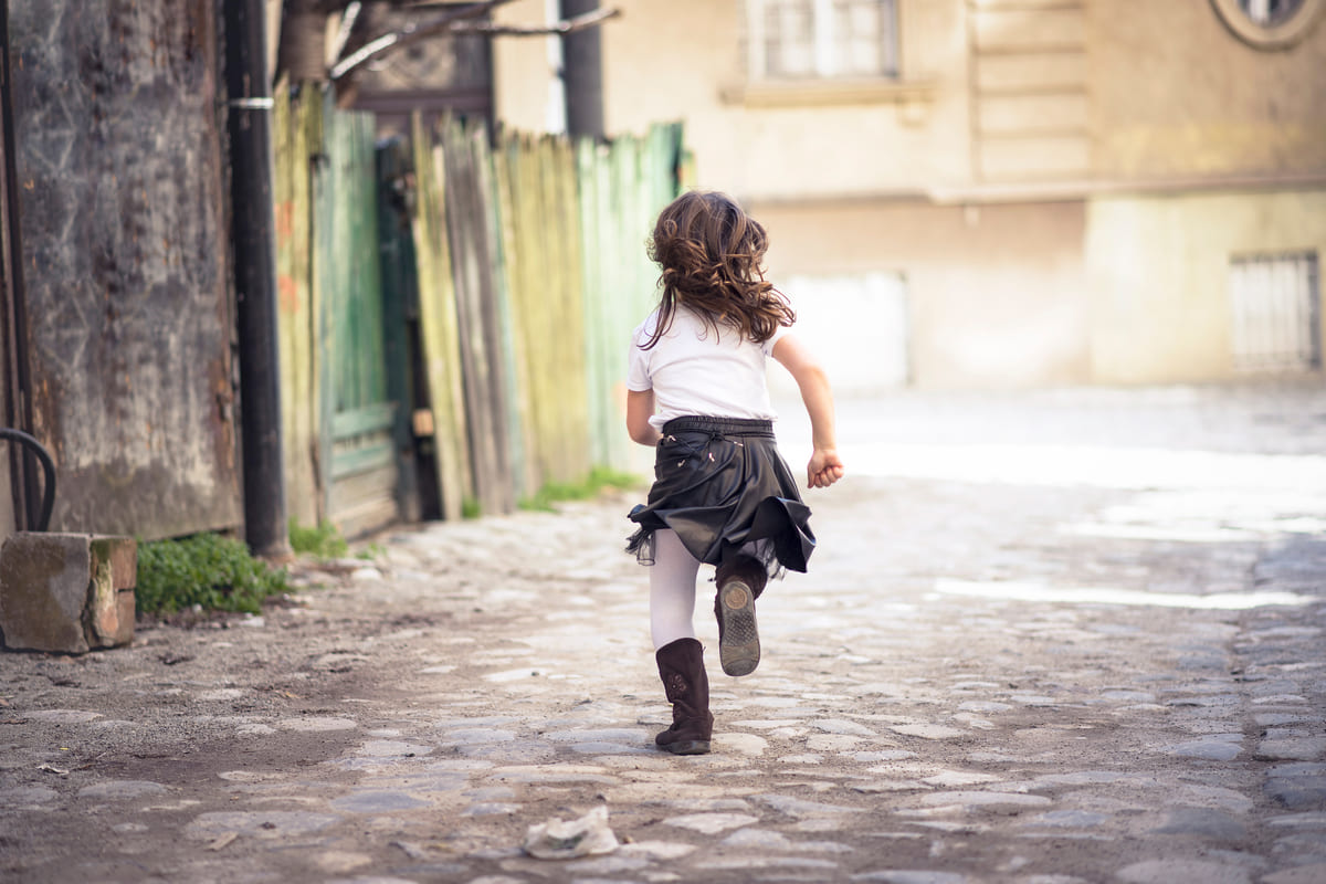 bambina che corre