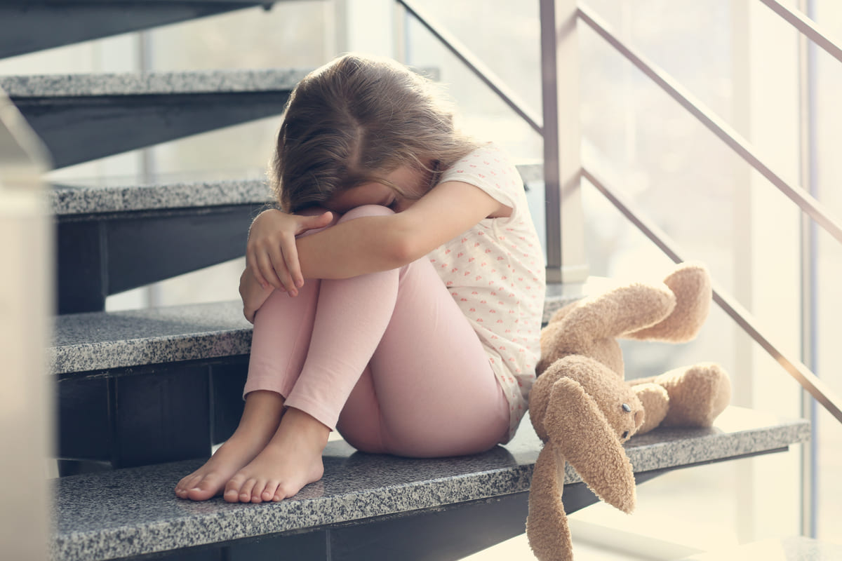bambina triste che piange