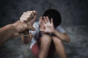 bambino vittima di abuso