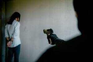 donna ostaggio minacciata con pistola
