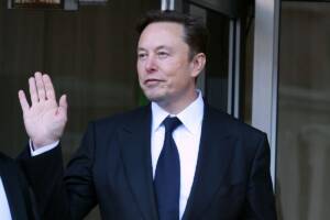 Elon Musk che saluta