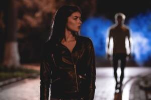ragazza spaventata da stalker
