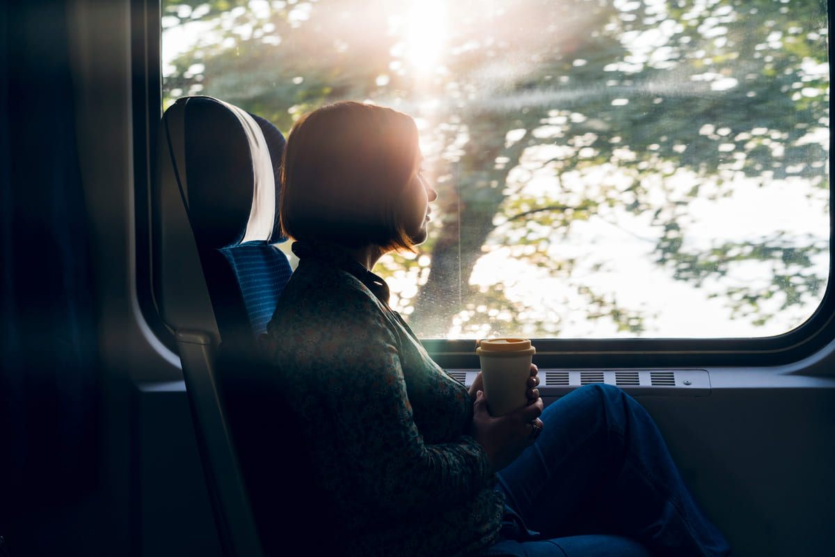 ragazza viaggia in treno