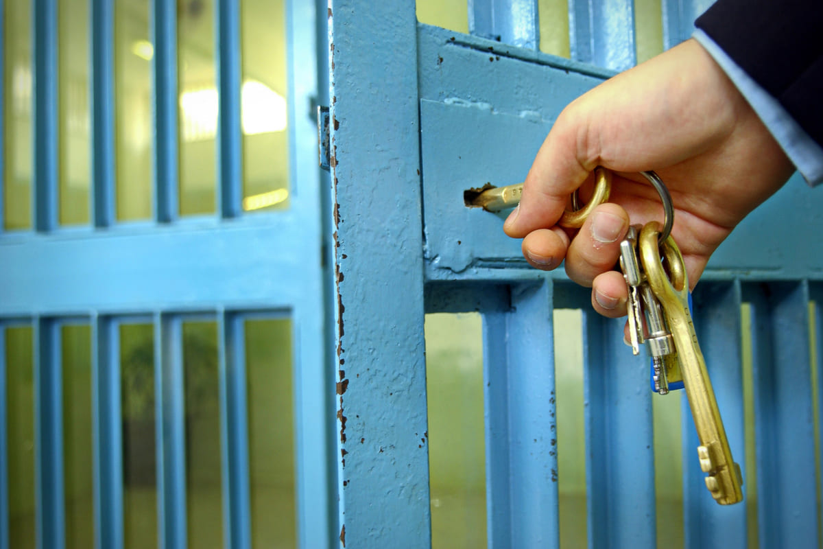 guardia carcere chiavi cella