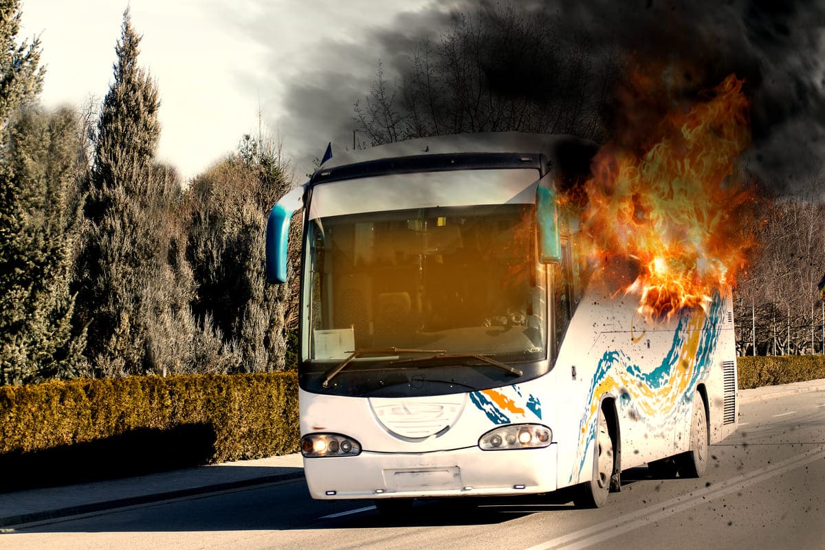 bus in fiamme