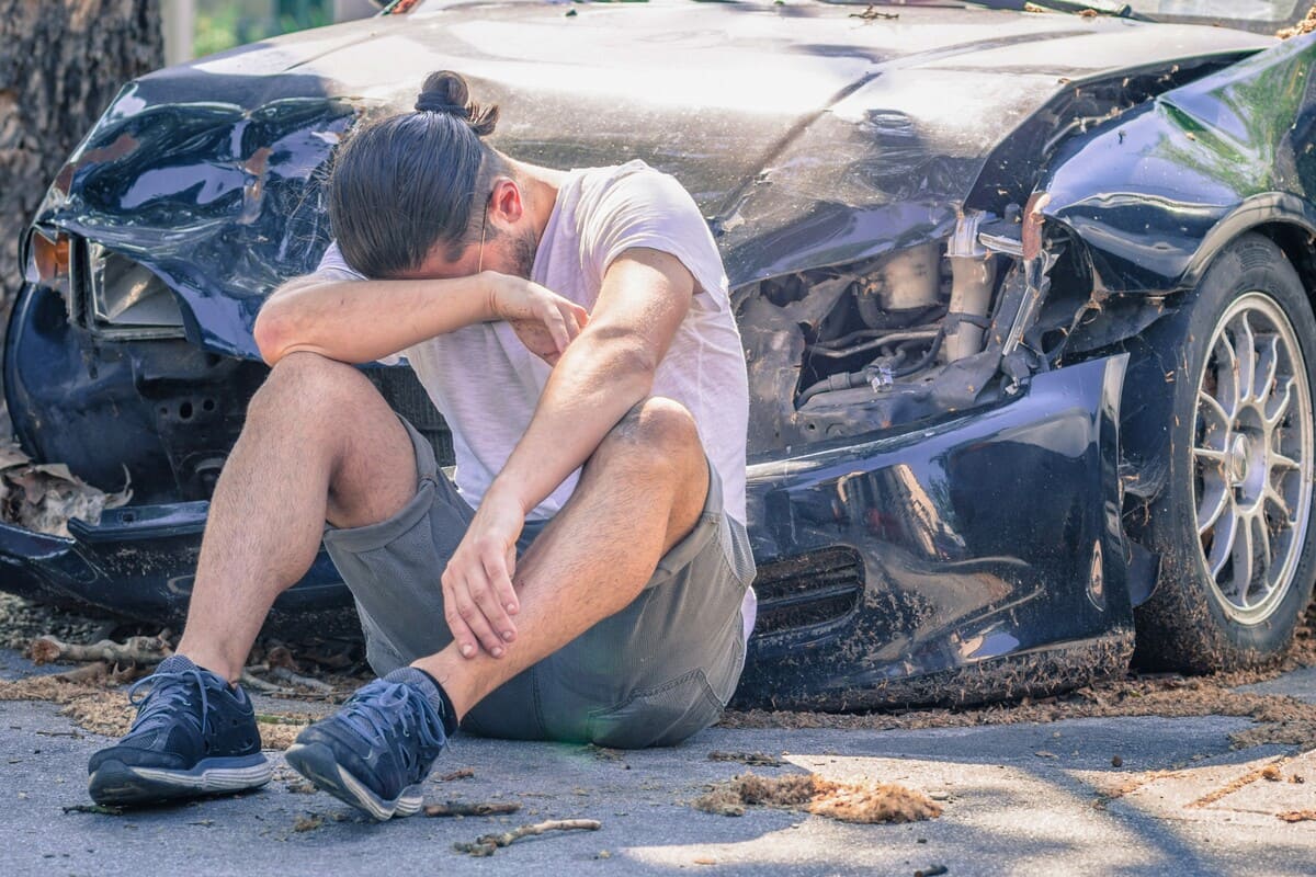 incidente auto con uomo disperato