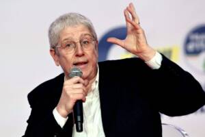 Mario Giordano parla con microfono