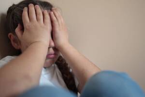 bambina triste piange