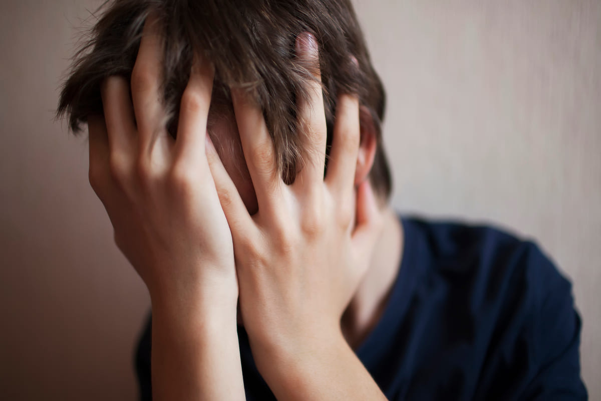 ragazzino adolescente vittima di bullismo