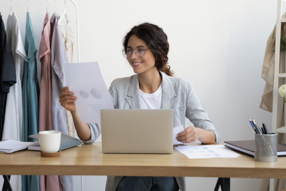 impiegata felice report lavoro occhiali
