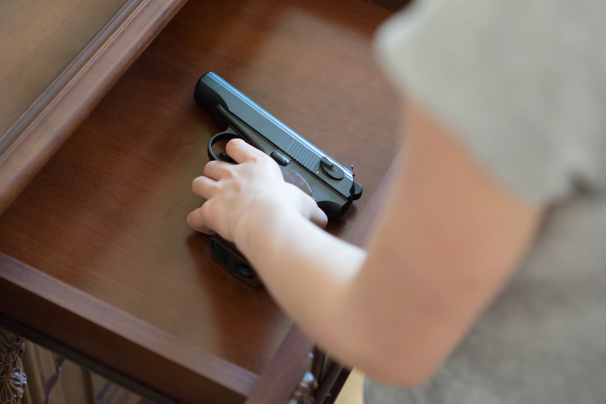 pistola dentro ad un cassetto
