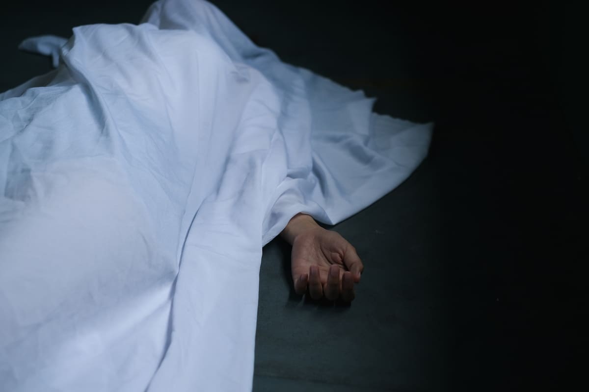 Cadavere coperto da un lenzuolo