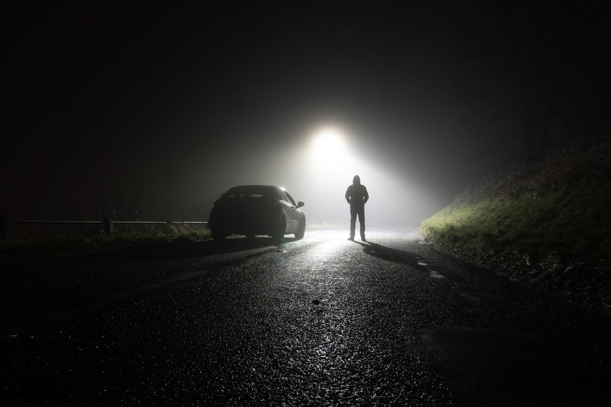 uomo fuori dall'auto di notte
