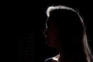 Profilo oscurato di una donna