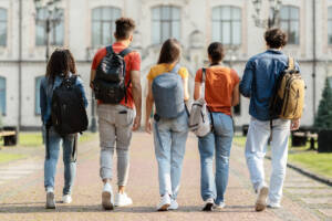 Ragazzi del liceo che vanno a scuola