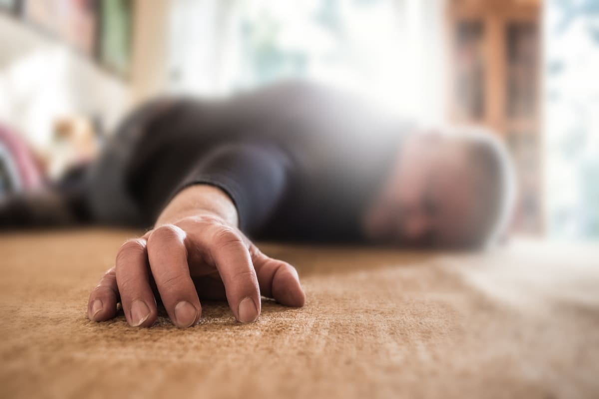 uomo morto accasciato sul pavimento