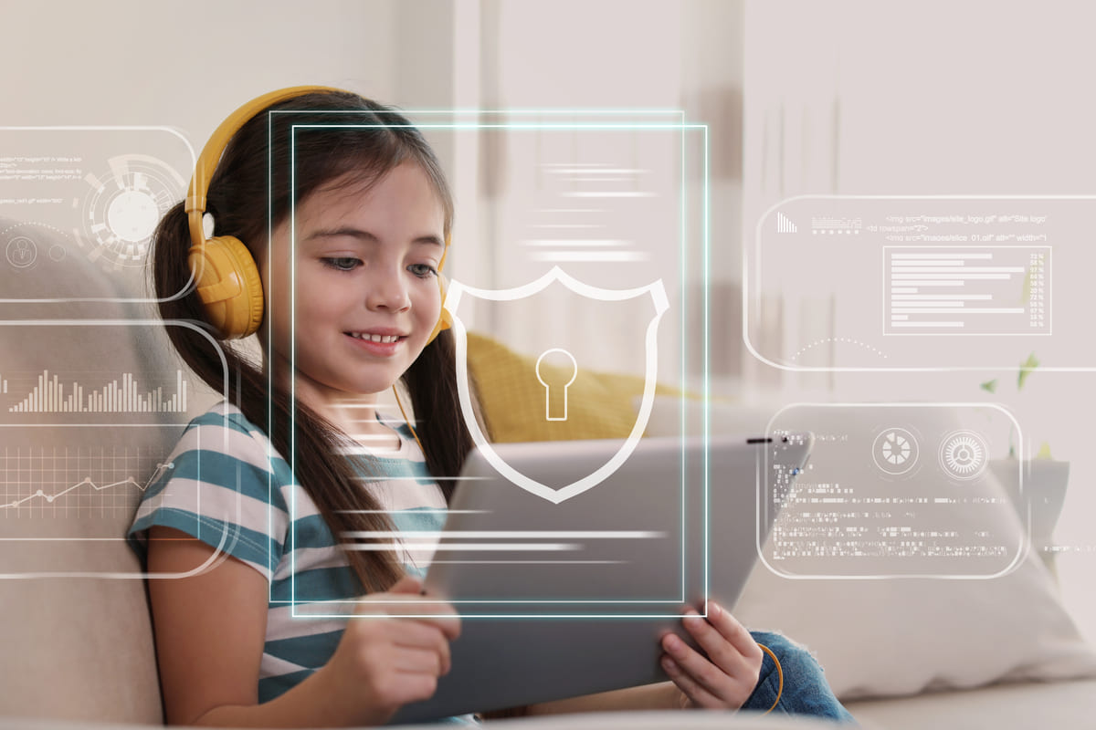 Bambina connessa ad internet