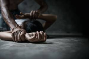aggressione di un uomo ai danni di una donna
