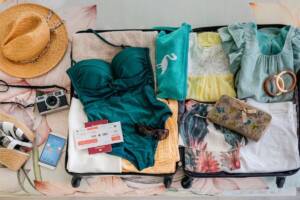 Valigia per vacanza estiva costume da bagno