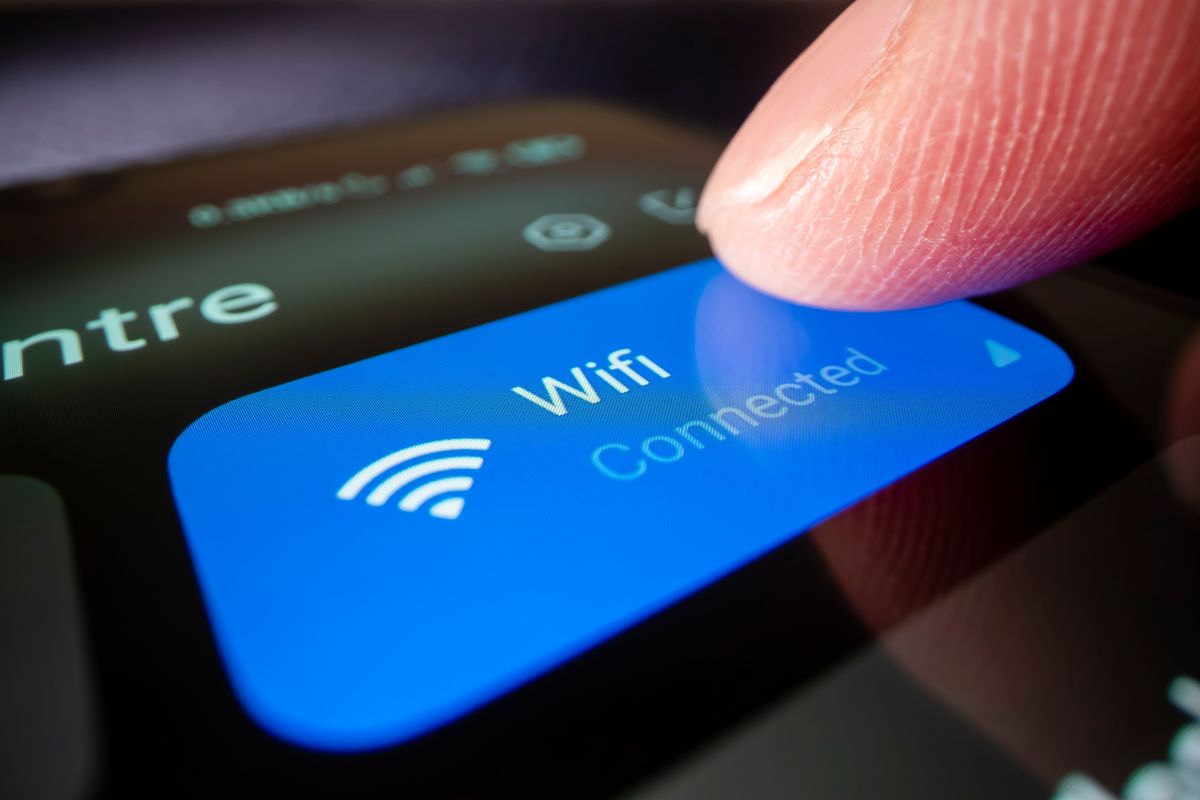 Un telefono con una connessione wifi