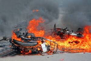 incidente stradale con auto in fiamme
