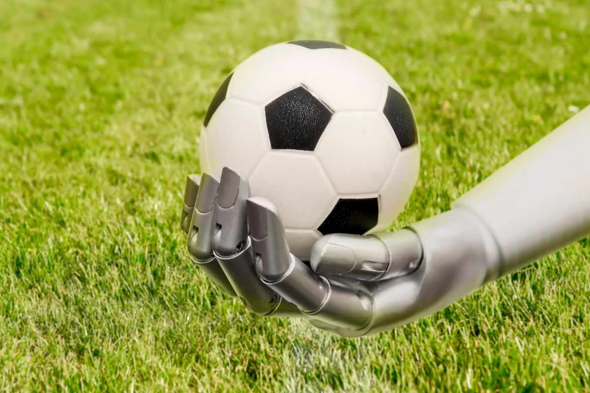Un robot con un pallone da calcio
