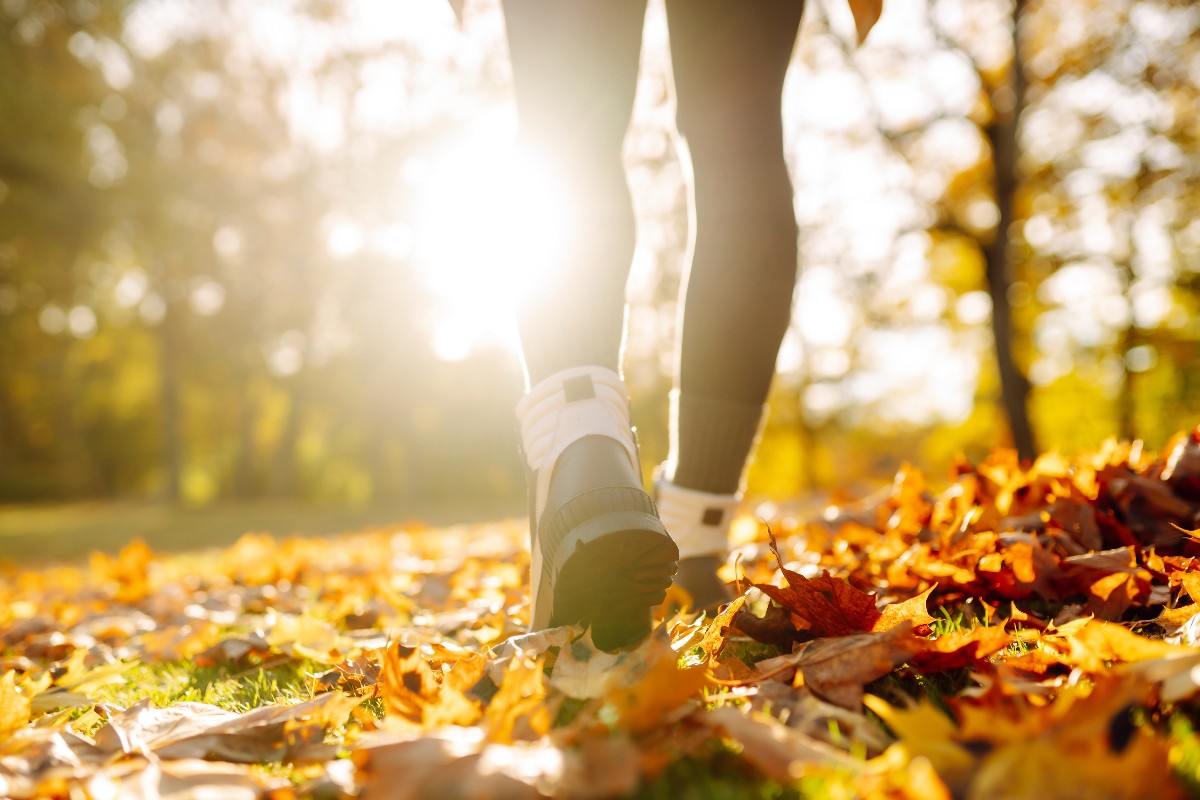 Camminare in autunno con le scarpe